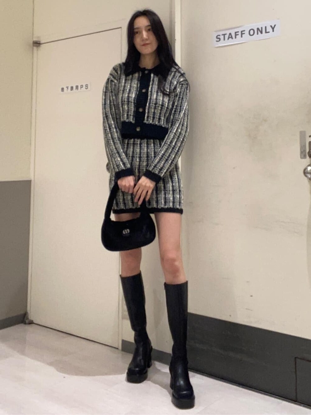 ブラック系のブーツ、ブラック系のスカート、ブラック系のカーディガン/ボレロを着用したレディースの秋コーディネートの2枚目の写真