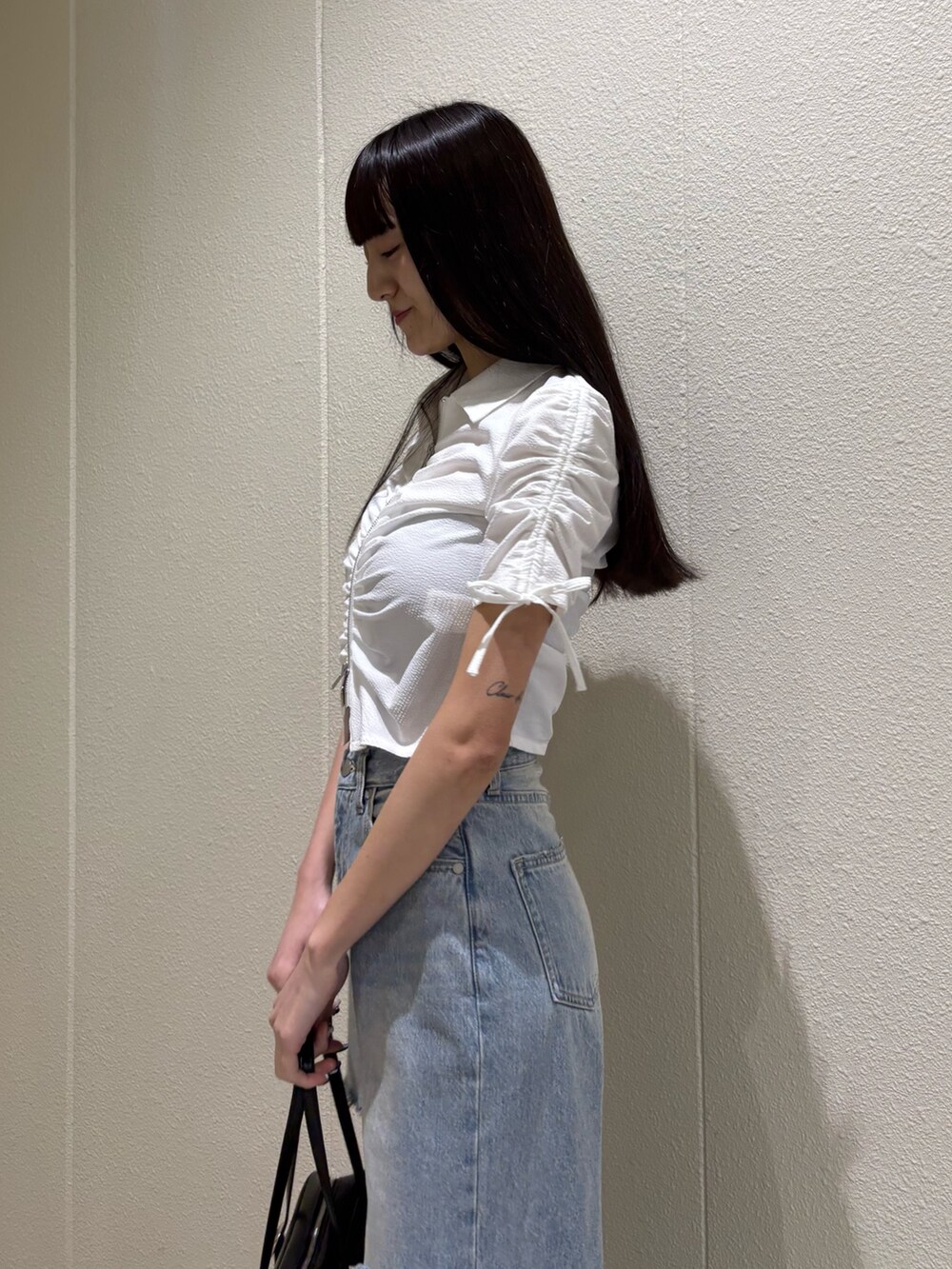 ブルー系のデニムパンツ、ホワイト系のシャツ/ブラウス、ブラック系のサンダルを着用したレディースの春コーディネートの8枚目の写真