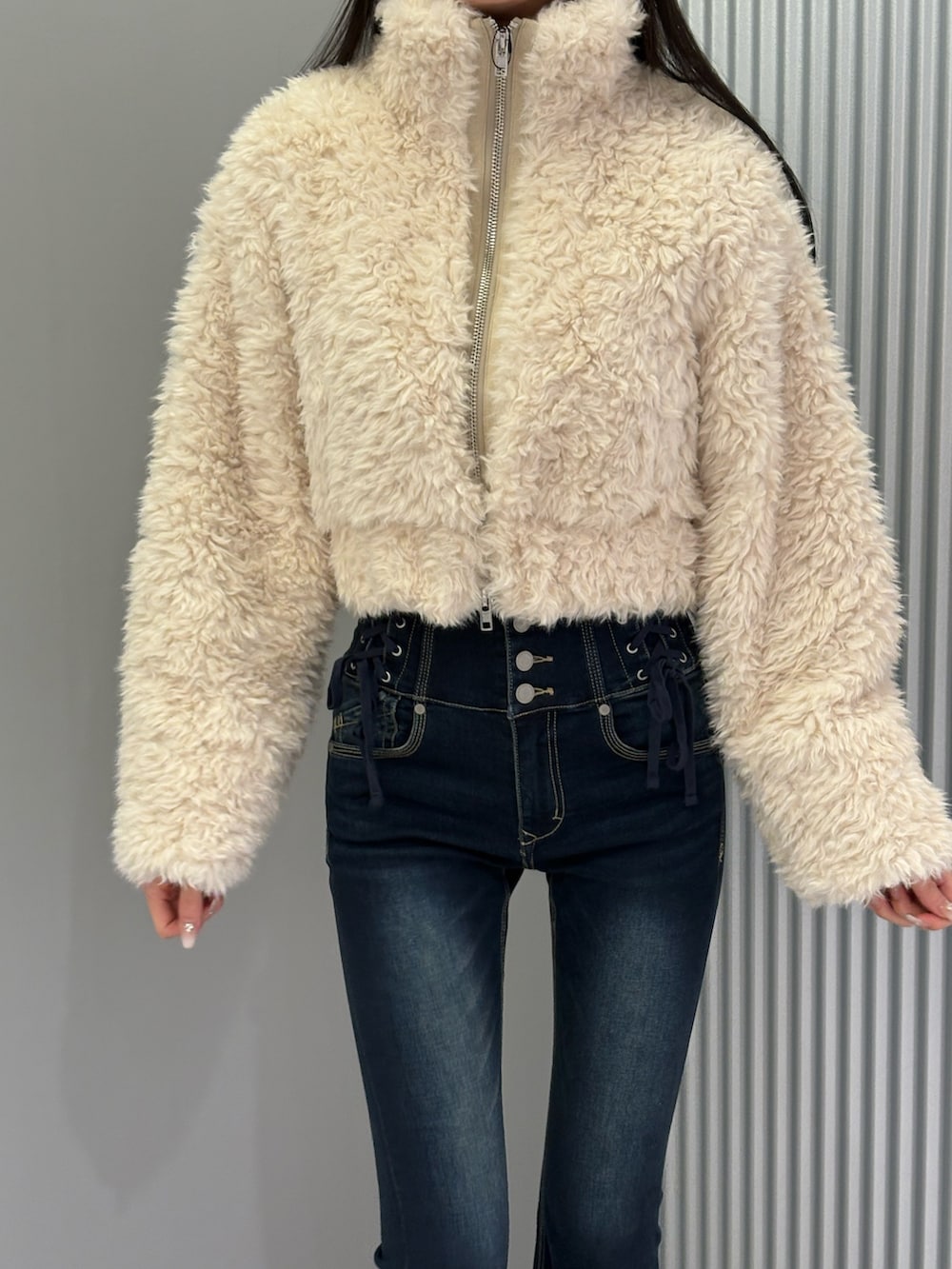 ブルー系のデニムパンツ、ホワイト系のブルゾン、グレー系のニット/セーターを着用したレディースの秋コーディネートの7枚目の写真