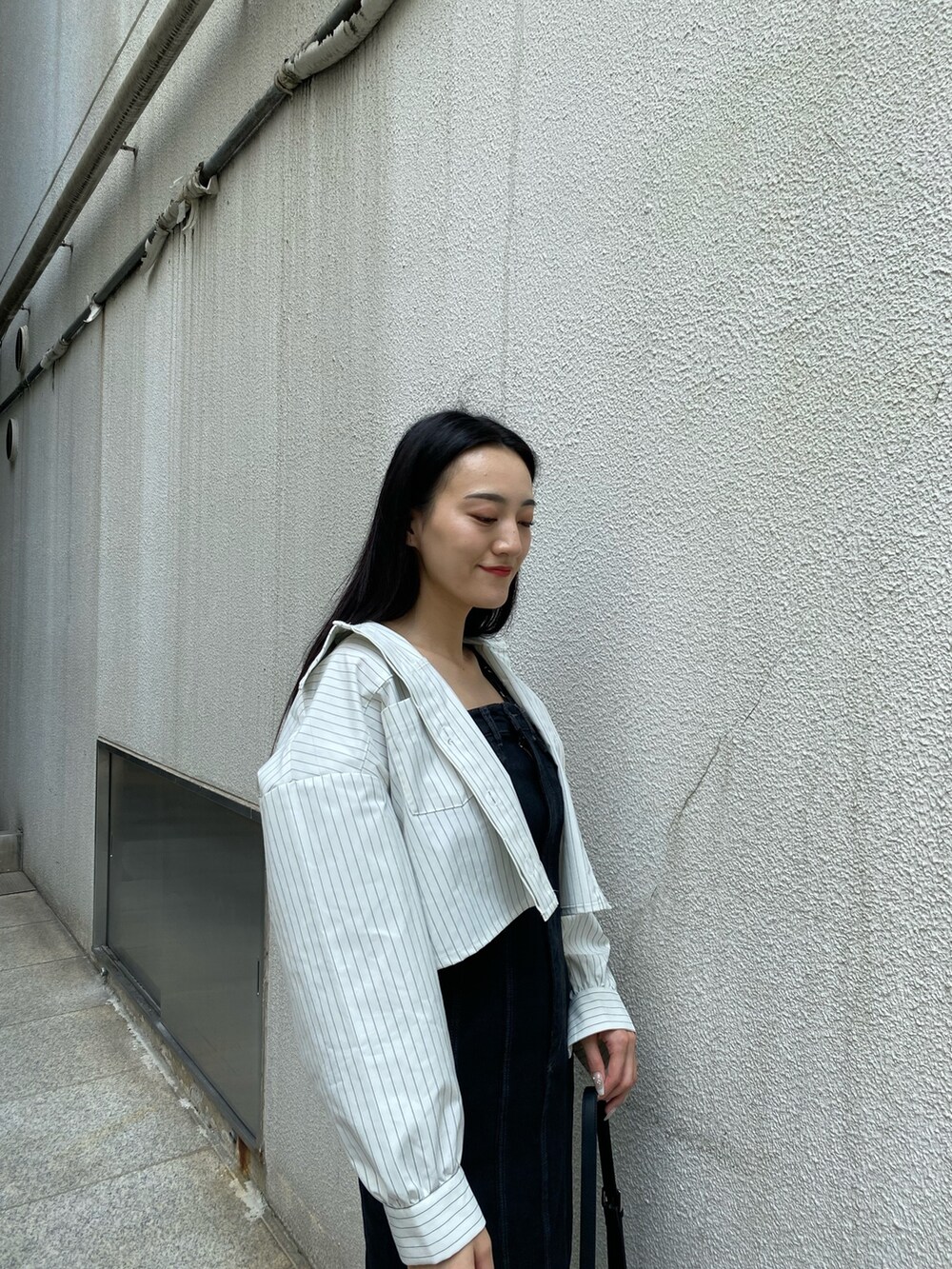 ブラック系のサンダル、その他のシャツ/ブラウス、ブラック系のワンピースを着用したレディースの夏コーディネートの6枚目の写真