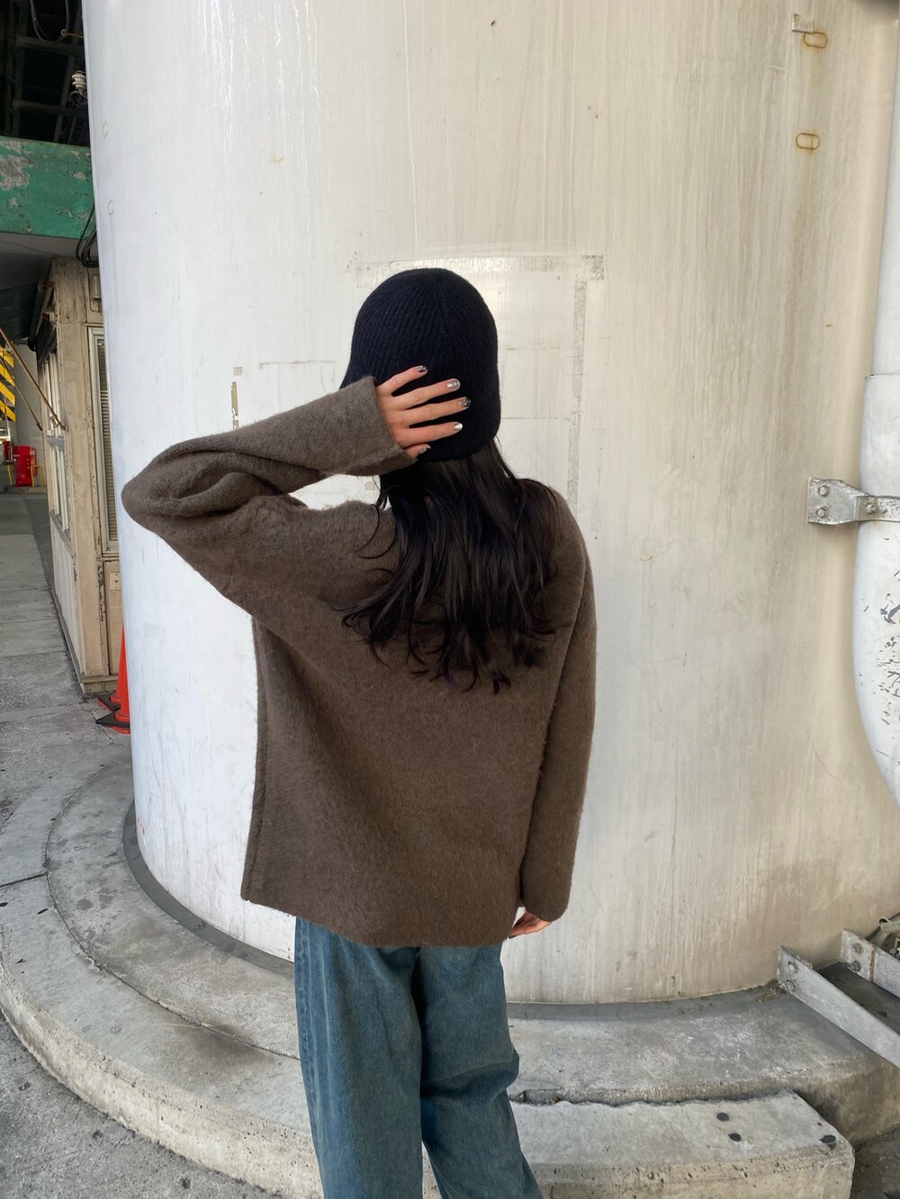 「高身長コーデ、高身長女子、大人カジュアル、シンプルコーデ、カラーニット、オーバーサイズニット、ワイドデニム、きれいめカジュアル、ニットコーデ、カジュアルコーデ、冬コーデ、オーバーサイズ、ブラウンニット、サイドゴアブーツ、厚底ブーツ」｜「EMODAのルーズダウニーニット（ニット/セーター、ブラウン系）」を使った、中村樹李亜さん（レディース・175cm）の冬コーディネートの7枚目の写真