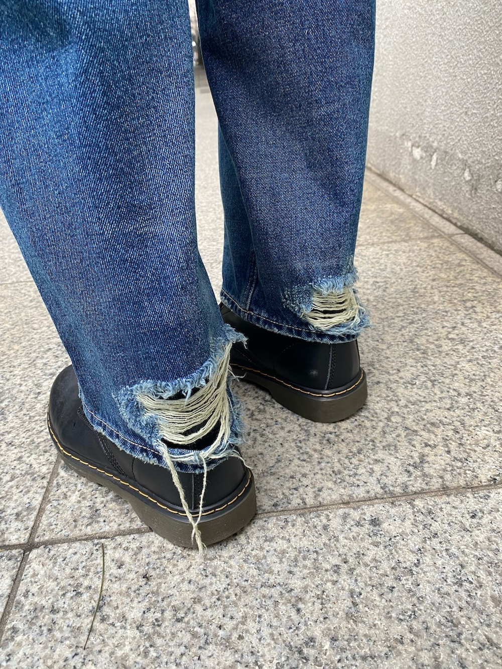 ブルー系のデニムパンツ、グリーン系のTシャツ/カットソー、シルバー系のネックレスを着用したレディースの冬コーディネートの8枚目の写真