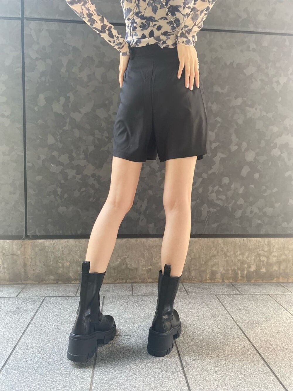 ブラック系のその他パンツ、ブラック系のブーツ、その他のTシャツ/カットソーを着用したレディースの夏コーディネートの7枚目の写真