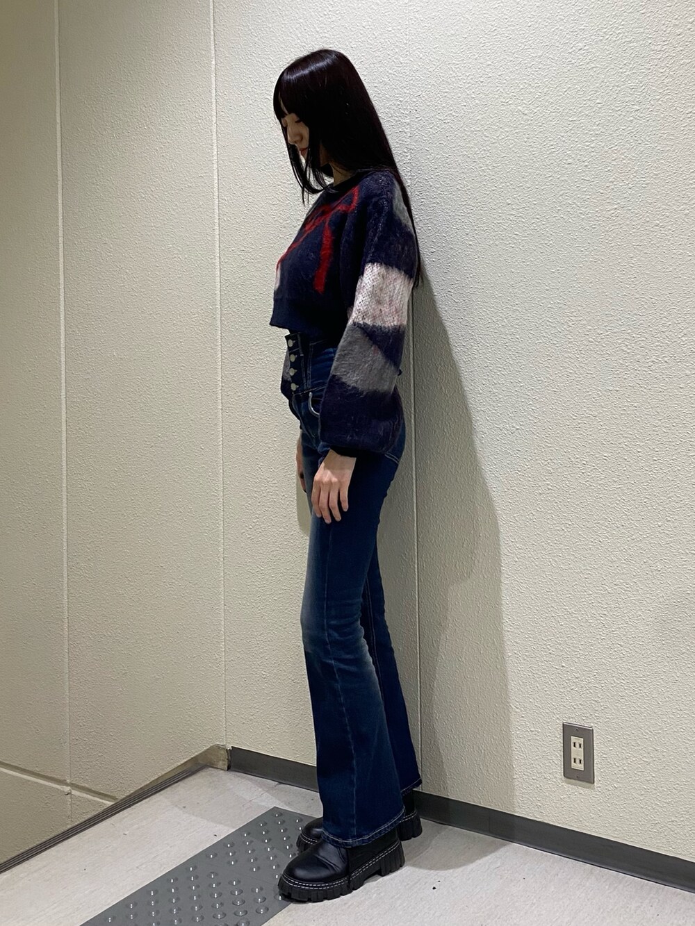 ブルー系のデニムパンツ、ブルー系のニット/セーターを着用したレディースの秋コーディネートの2枚目の写真