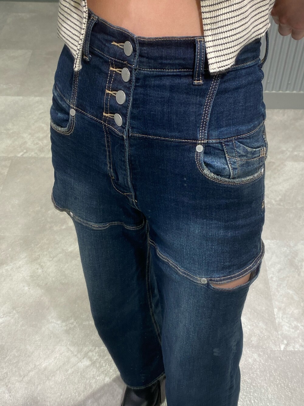 ブラック系のブーツ、ブルー系のデニムパンツ、その他のTシャツ/カットソーを着用したレディースの春コーディネートの8枚目の写真