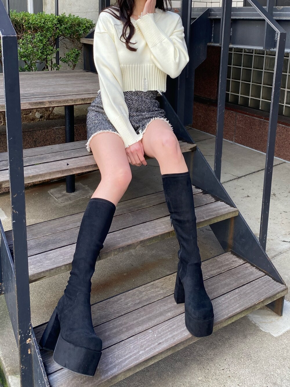 ホワイト系のニット/セーター、ブラック系のブーツを着用したレディースの冬コーディネートの3枚目の写真