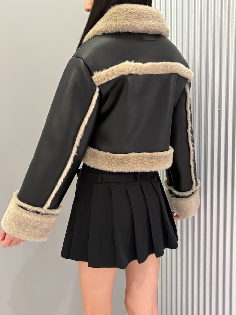 ブラック系のスカート、その他のブルゾン、ホワイト系のブーツを着用したレディースの秋コーディネートの8枚目の写真