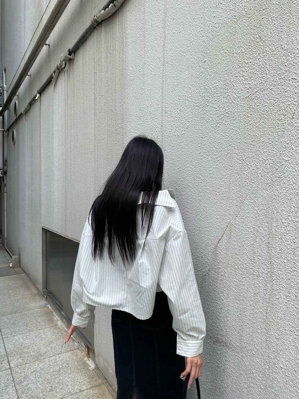 ブラック系のサンダル、その他のシャツ/ブラウス、ブラック系のワンピースを着用したレディースの夏コーディネートの7枚目の写真