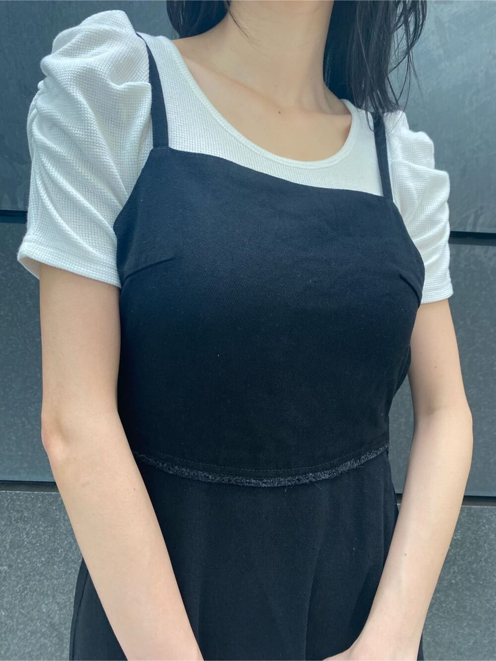 ブラック系のサンダル、ブラック系のワンピース、その他のハンドバッグを着用したレディースの夏コーディネートの5枚目の写真