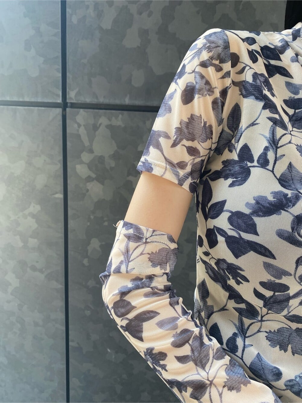 ブラック系のその他パンツ、ブラック系のブーツ、その他のTシャツ/カットソーを着用したレディースの夏コーディネートの4枚目の写真