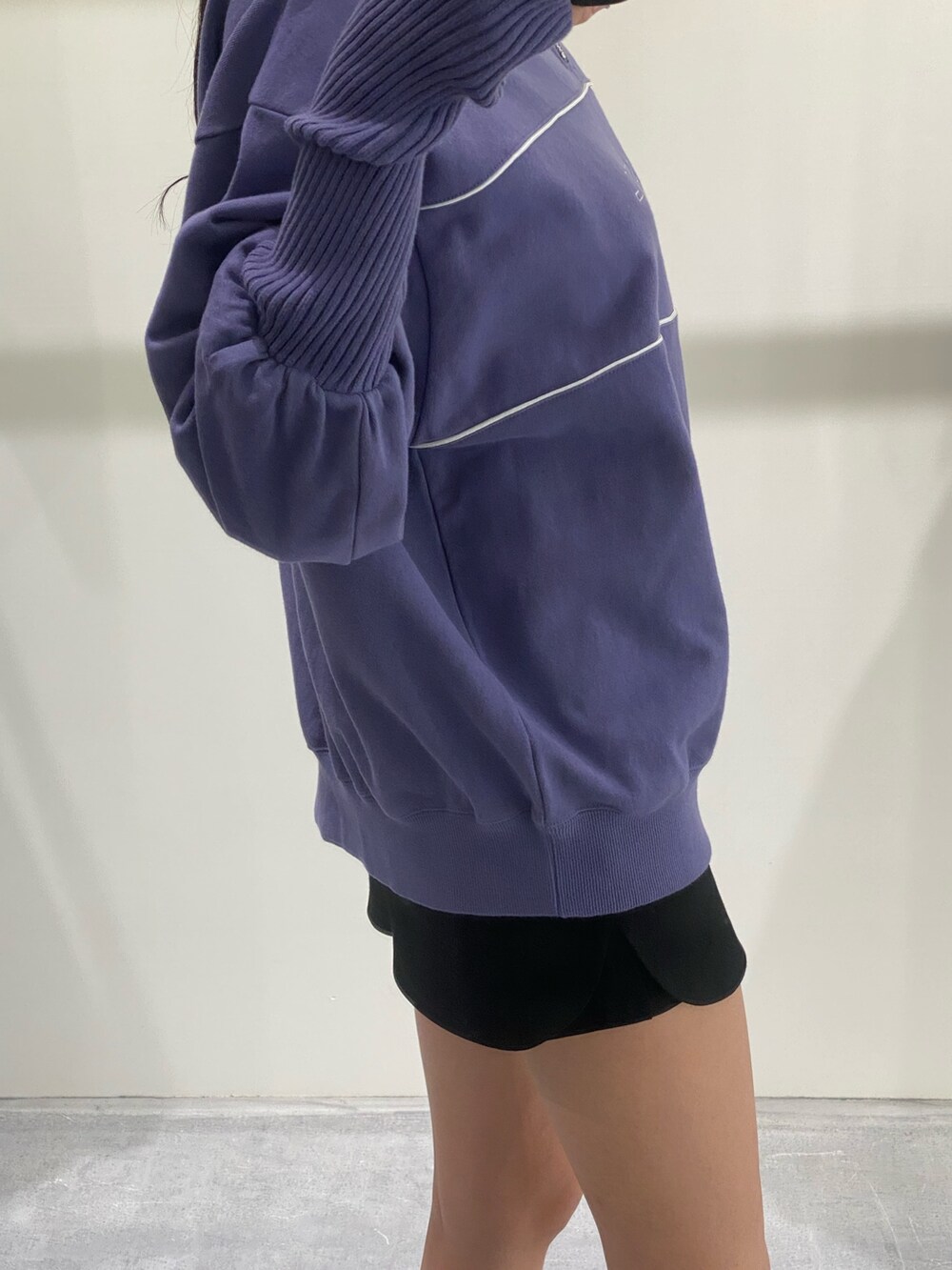 パープル系のスウェット、ブラック系のスカートを着用したレディースの秋コーディネートの6枚目の写真