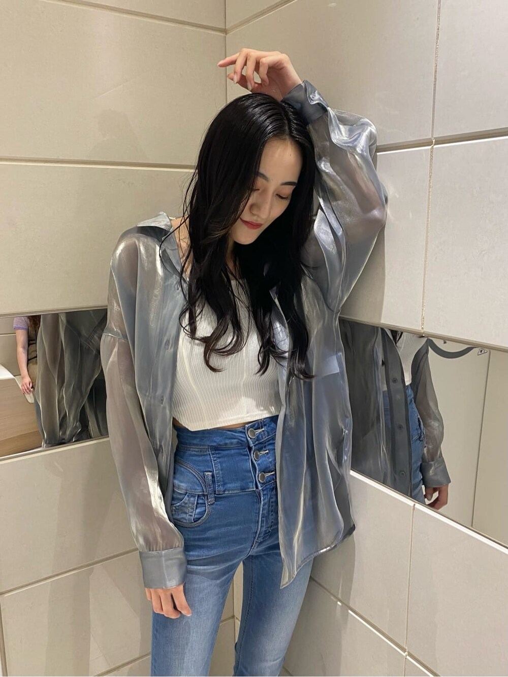 ブラック系のサンダル、グレー系のシャツ/ブラウス、ブルー系のデニムパンツを着用したレディースの夏コーディネートの4枚目の写真