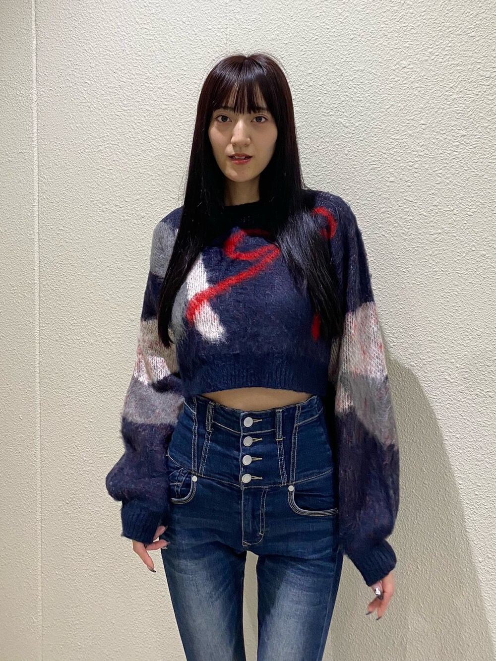 ブルー系のデニムパンツ、ブルー系のニット/セーターを着用したレディースの秋コーディネートの4枚目の写真