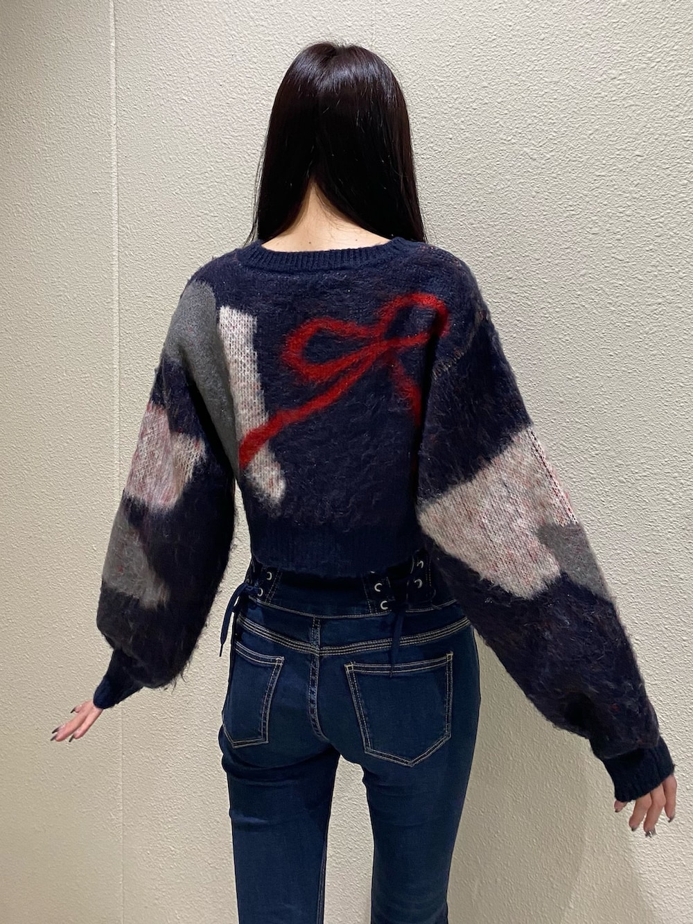 ブルー系のデニムパンツ、ブルー系のニット/セーターを着用したレディースの秋コーディネートの5枚目の写真