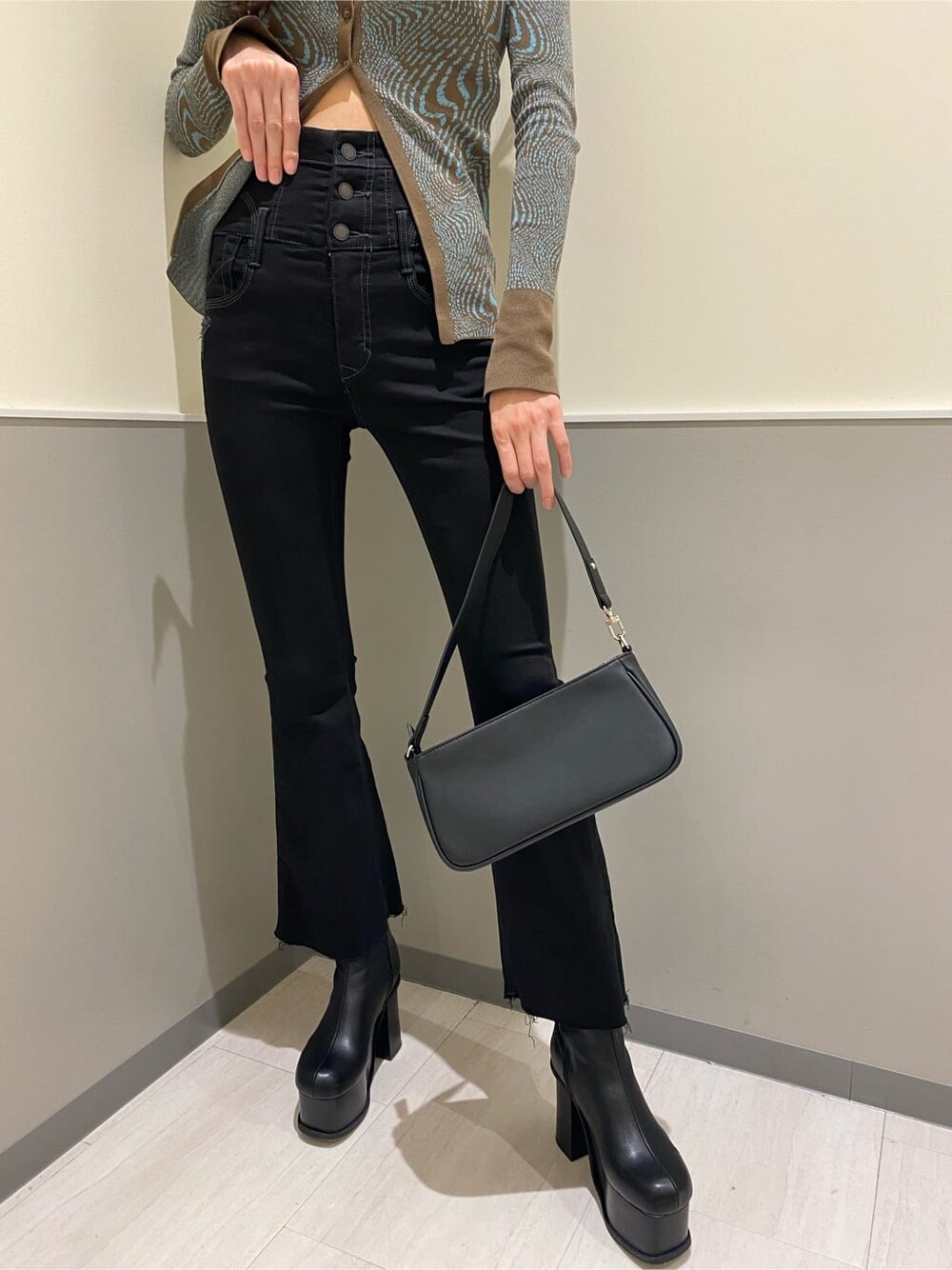 ブラック系のブーツ、ブラック系のハンドバッグ、その他のカーディガン/ボレロを着用したレディースの秋コーディネートの6枚目の写真