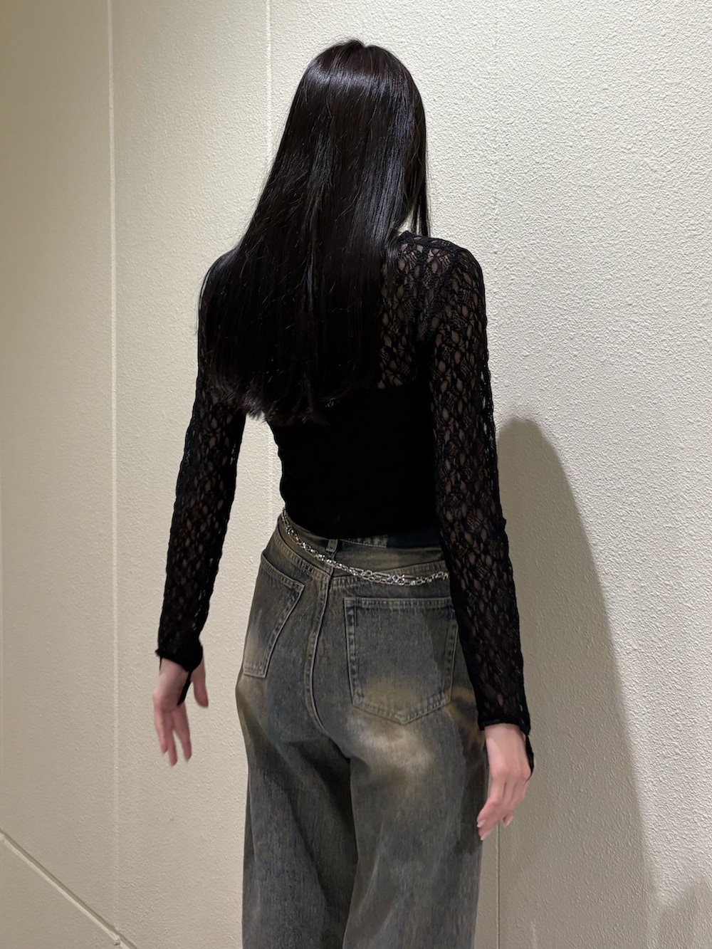 ブルー系のデニムパンツ、ブラック系のTシャツ/カットソー、ブラック系のブーツを着用したレディースの春コーディネートの9枚目の写真