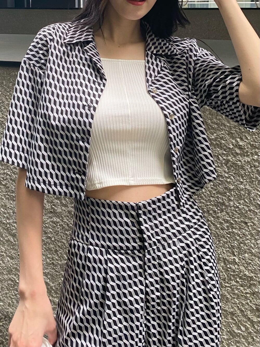 ホワイト系のタンクトップ、その他のシャツ/ブラウス、ブラック系のサンダルを着用したレディースの夏コーディネートの5枚目の写真