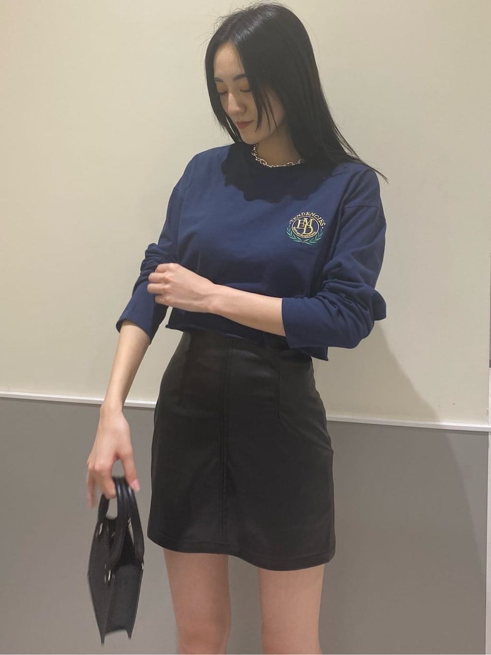 ブルー系のTシャツ/カットソー、その他のスカート、ブラック系のブーツを着用したレディースの秋コーディネートの4枚目の写真