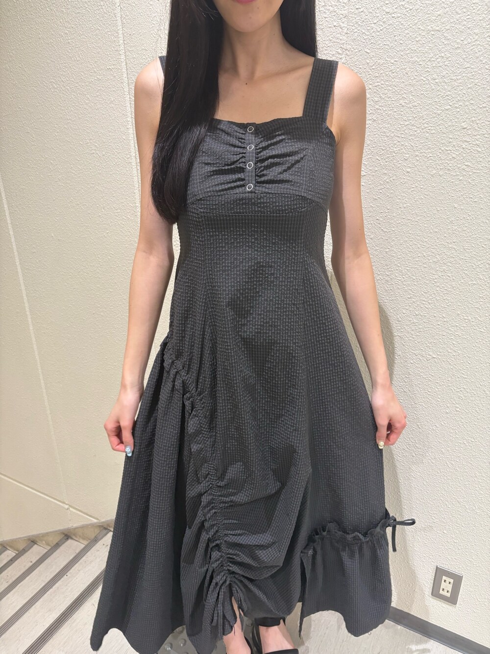 グレー系のワンピース、ブラック系のサンダルを着用したレディースの夏コーディネートの5枚目の写真