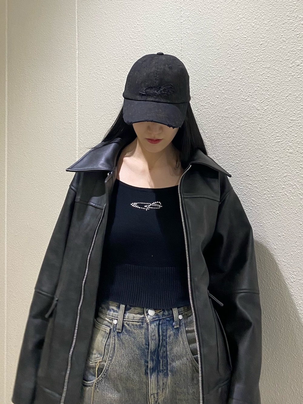 ブルー系のデニムパンツ、ブラック系のブルゾン、ブラック系のニット/セーターを着用したレディースの冬コーディネートの6枚目の写真