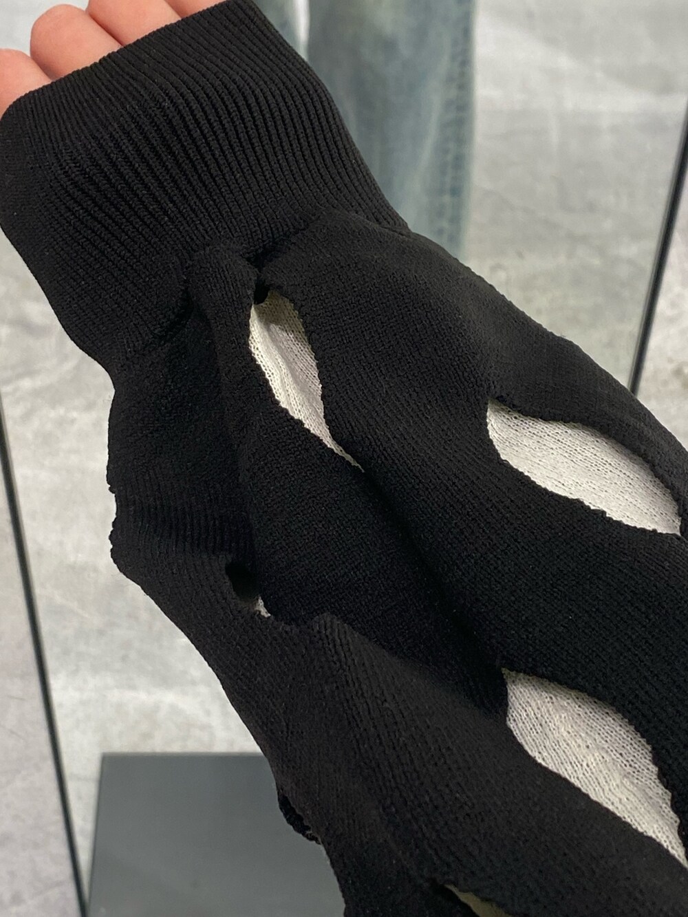 ブルー系のデニムパンツ、ブラック系のニット/セーター、ブラック系のショルダーバッグを着用したレディースの冬コーディネートの3枚目の写真