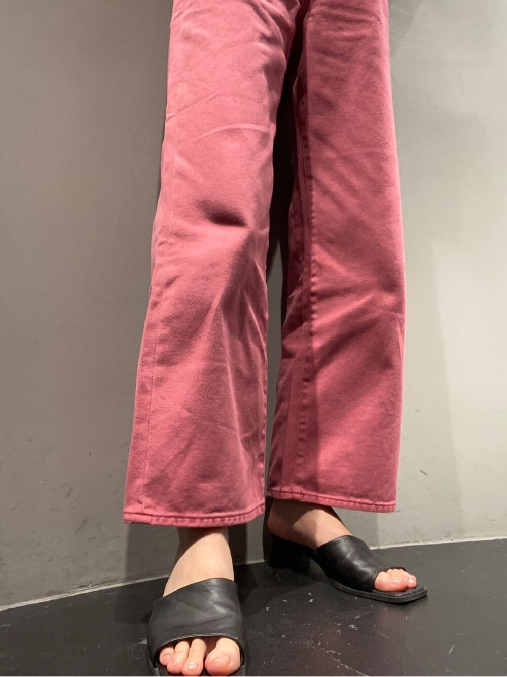 ピンク系のデニムパンツ、ブラック系のTシャツ/カットソー、ブラック系のハットを着用したレディースの夏コーディネートの5枚目の写真