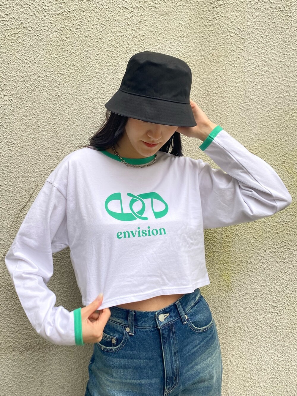 ブルー系のデニムパンツ、グリーン系のTシャツ/カットソー、シルバー系のネックレスを着用したレディースの冬コーディネートの9枚目の写真