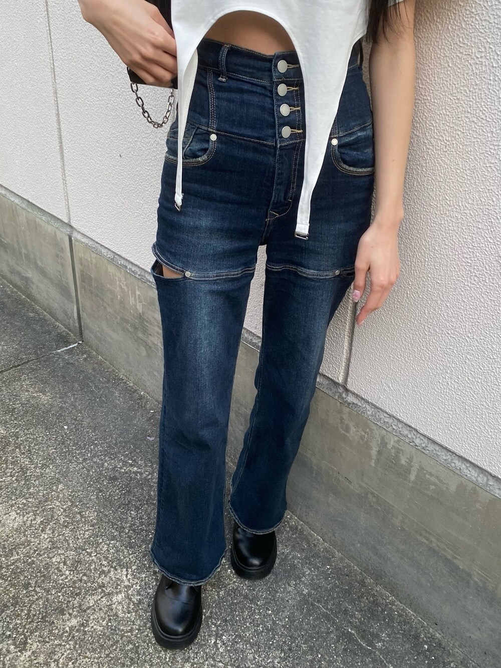 ブルー系のデニムパンツ、ブラック系のショルダーバッグ、ホワイト系のTシャツ/カットソーを着用したレディースの春コーディネートの7枚目の写真