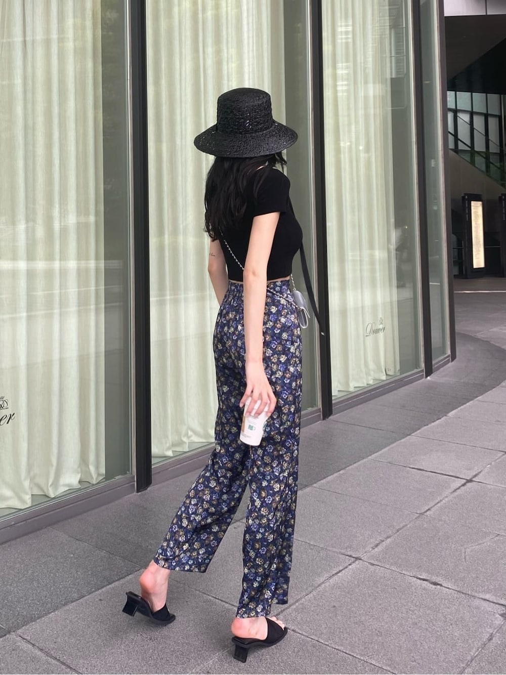 その他のその他パンツ、ブラック系のニット/セーター、ブラック系のサンダルを着用したレディースの夏コーディネートの4枚目の写真