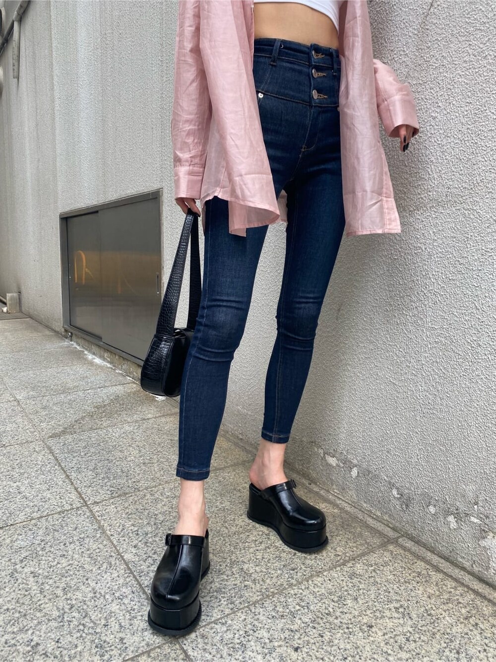 ピンク系のシャツ/ブラウス、ブラック系のハンドバッグ、ホワイト系のタンクトップを着用したレディースの夏コーディネートの4枚目の写真