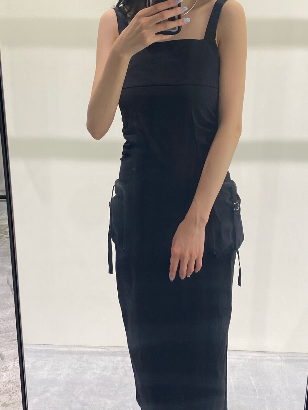 ブラック系のワンピース、ブラック系のサンダル、シルバー系のネックレスを着用したレディースの夏コーディネートの6枚目の写真