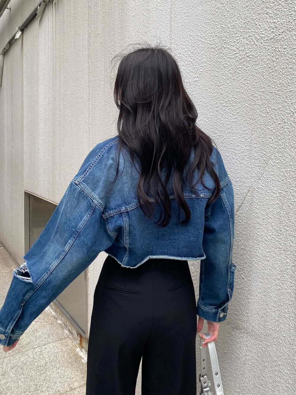 ブラック系のその他パンツ、ホワイト系のニット/セーター、ブルー系のデニムジャケットを着用したレディースの春コーディネートの6枚目の写真