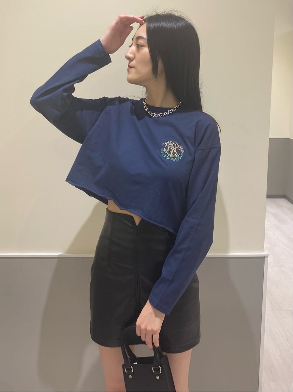 ブルー系のTシャツ/カットソー、その他のスカート、ブラック系のブーツを着用したレディースの秋コーディネートの3枚目の写真