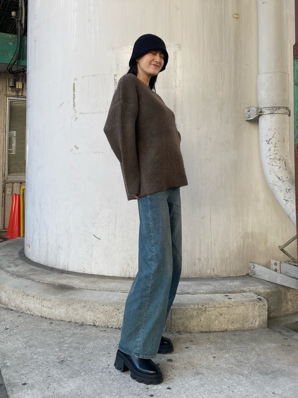 「高身長コーデ、高身長女子、大人カジュアル、シンプルコーデ、カラーニット、オーバーサイズニット、ワイドデニム、きれいめカジュアル、ニットコーデ、カジュアルコーデ、冬コーデ、オーバーサイズ、ブラウンニット、サイドゴアブーツ、厚底ブーツ」｜「EMODAのルーズダウニーニット（ニット/セーター、ブラウン系）」を使った、中村樹李亜さん（レディース・175cm）の冬コーディネートの2枚目の写真