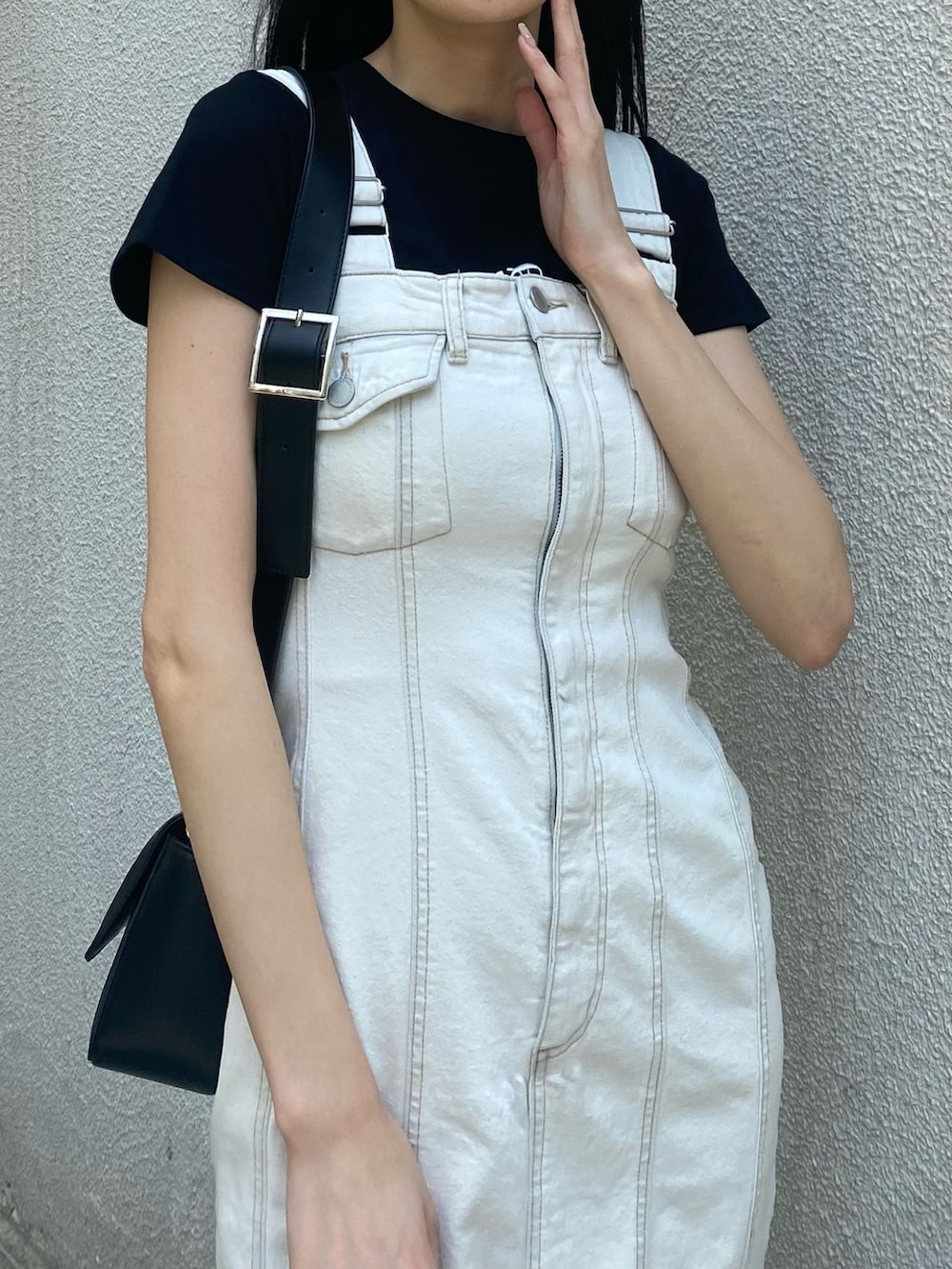 ブラック系のTシャツ/カットソー、ホワイト系のワンピース、ブラック系のショルダーバッグを着用したレディースの夏コーディネートの7枚目の写真