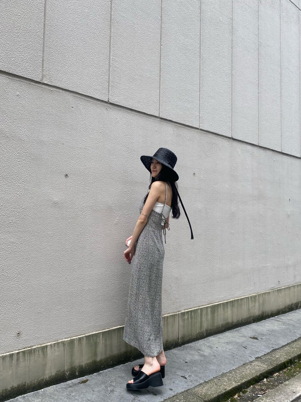 その他のワンピース、ホワイト系のキャミソール、ブラック系のサンダルを着用したレディースの夏コーディネートの4枚目の写真