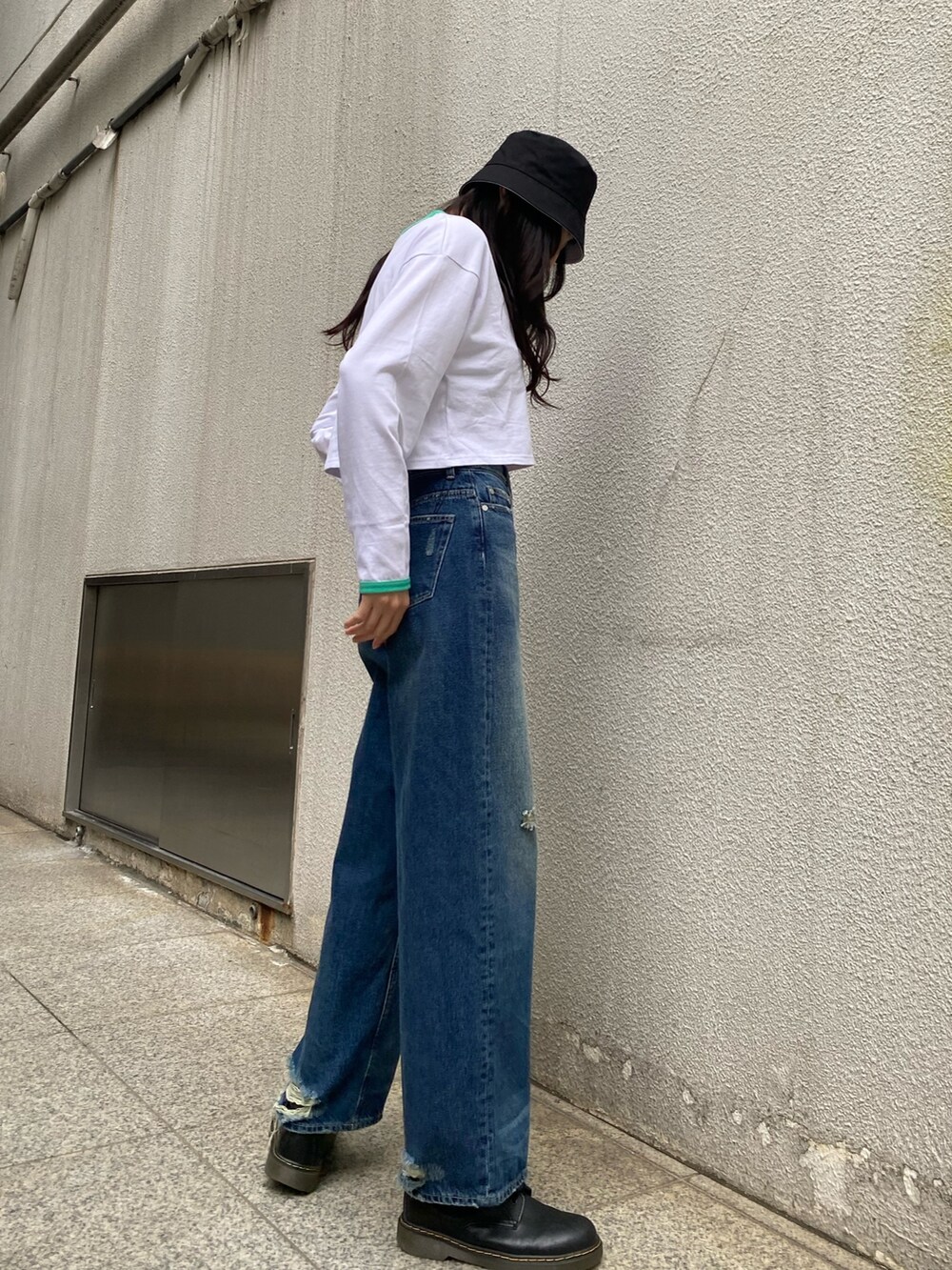 ブルー系のデニムパンツ、グリーン系のTシャツ/カットソー、シルバー系のネックレスを着用したレディースの冬コーディネートの2枚目の写真