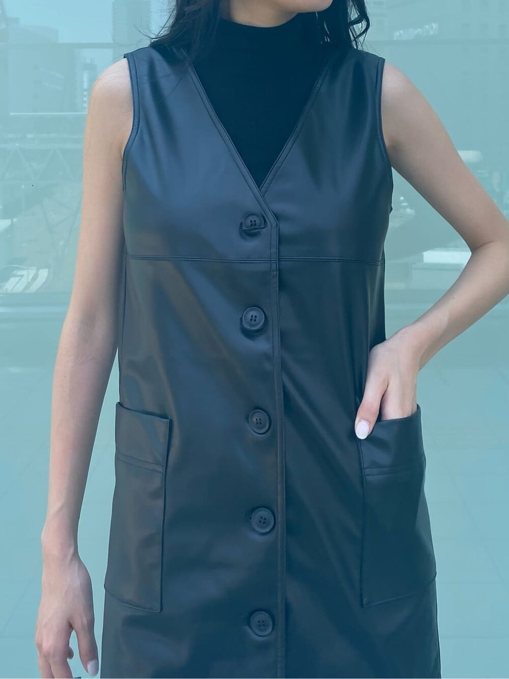 ブルー系のデニムパンツ、ブラック系のワンピース、ベージュ系のスリッポンを着用したレディースの夏コーディネートの6枚目の写真