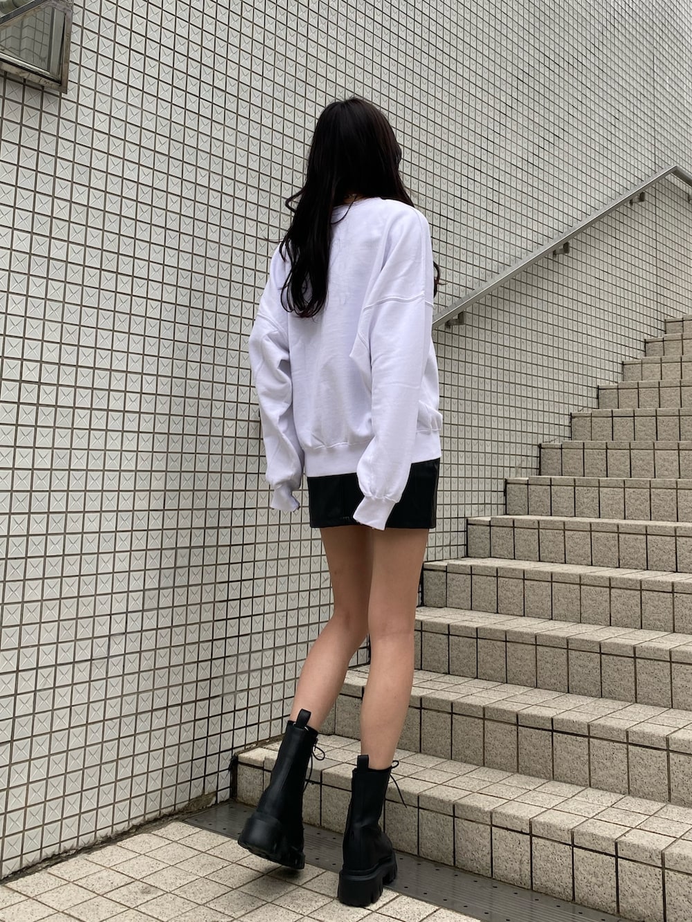 「大人カジュアル、スウェット、スウェットコーデ、トレーナー、タイトスカート、ミニスカート、レザースカート、厚底ブーツ、編み上げブーツ、ショートブーツ、春コーデ、高身長女子、高身長コーデ、カジュアルコーデ、お出かけコーデ」｜「EMODAのカーブウエストミニスカート（スカート、その他）」を使った、中村樹李亜さん（レディース・175cm）の冬コーディネートの4枚目の写真
