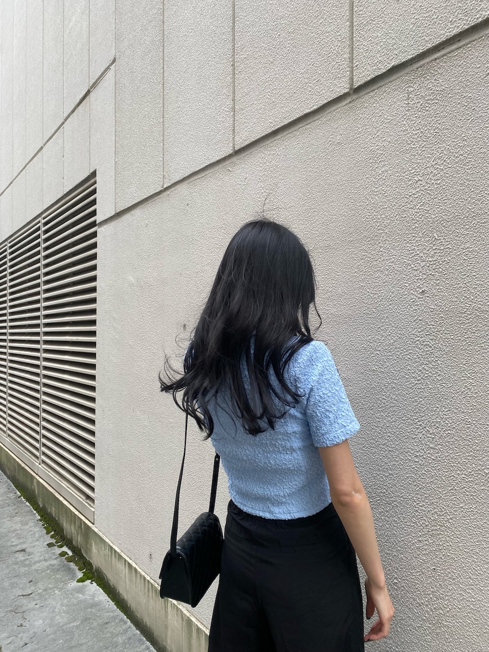 ブルー系のシャツ/ブラウス、ブラック系のその他パンツ、ブラック系のショルダーバッグを着用したレディースの春コーディネートの7枚目の写真