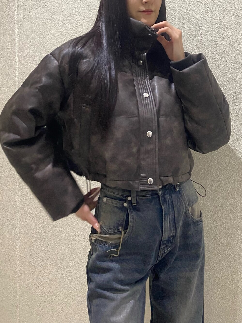 ブルー系のデニムパンツ、ブラウン系のダウンジャケット/コート、ブラック系のブーツを着用したレディースの冬コーディネートの5枚目の写真