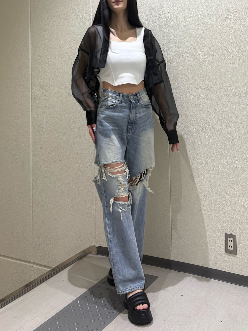 ホワイト系のニット/セーター、ブルー系のデニムパンツ、ブラック系のシャツ/ブラウスを着用したレディースの夏コーディネートの3枚目の写真