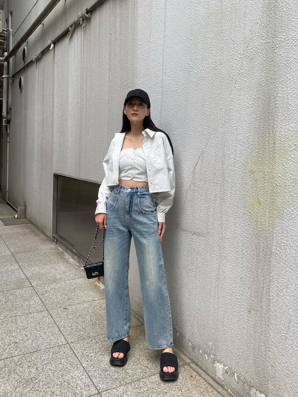 ブルー系のデニムパンツ、その他のシャツ/ブラウス、ブラック系のサンダルを着用したレディースの夏コーディネートの2枚目の写真