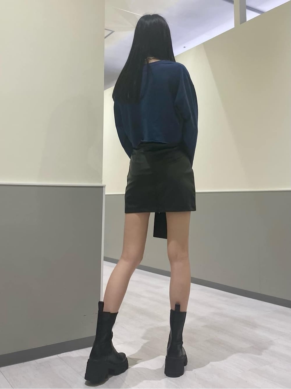 ブルー系のTシャツ/カットソー、その他のスカート、ブラック系のブーツを着用したレディースの秋コーディネートの2枚目の写真