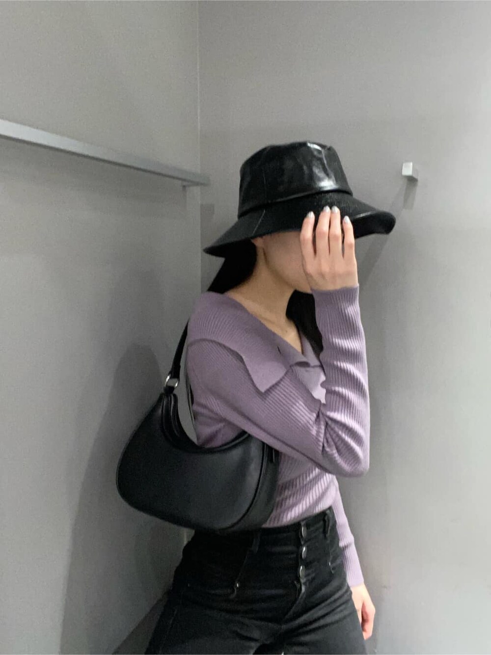 パープル系のニット/セーター、ブラック系のハットを着用したレディースの冬コーディネートの3枚目の写真