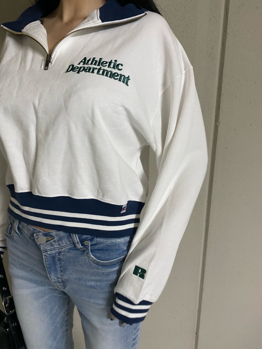 ホワイト系のTシャツ/カットソー、ブルー系のデニムパンツ、ブラック系のブーツを着用したレディースの春コーディネートの8枚目の写真