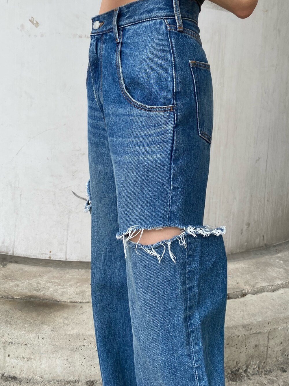 その他のTシャツ/カットソー、ブラック系のサンダル、ブルー系のデニムパンツを着用したレディースの夏コーディネートの8枚目の写真