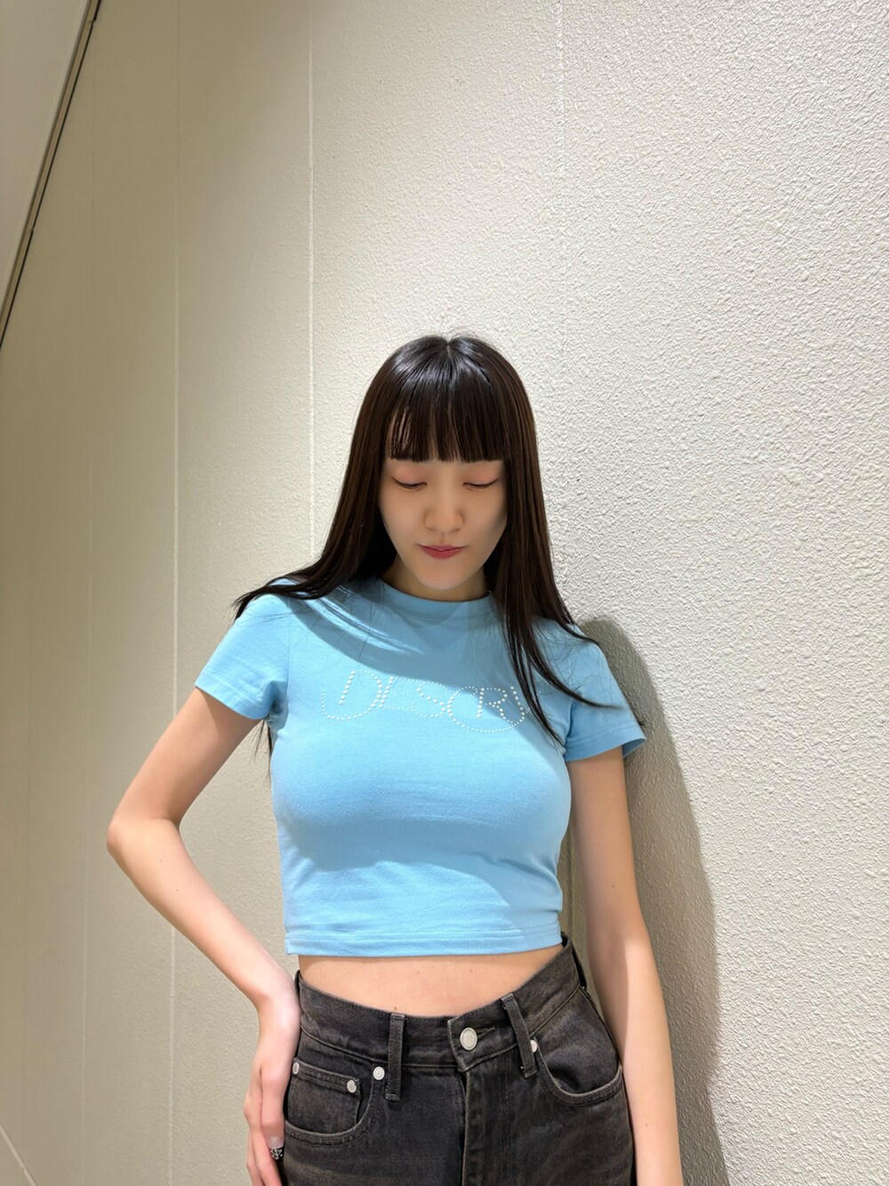 ブルー系のTシャツ/カットソー、ブラック系のデニムパンツ、ブラック系のサンダルを着用したレディースの春コーディネートの6枚目の写真