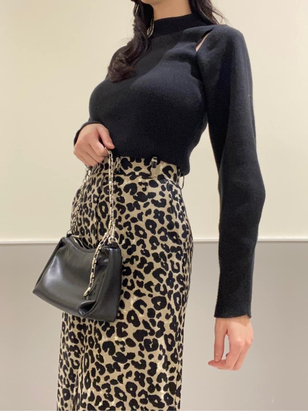 その他のスカート、ブラック系のニット/セーター、ブラック系のハンドバッグを着用したレディースの秋コーディネートの6枚目の写真