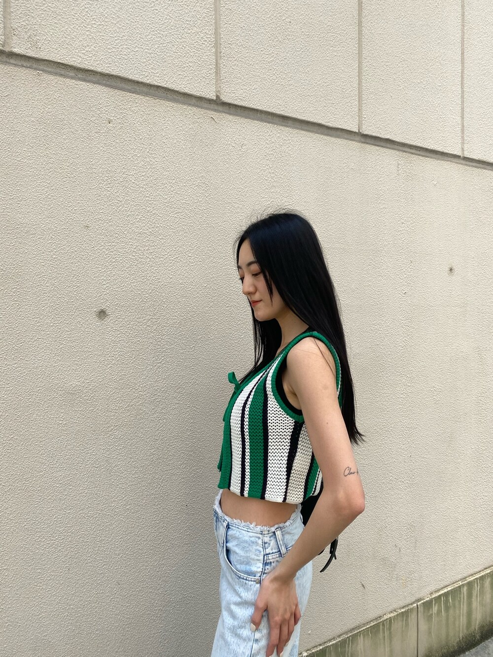 ブラック系のニット/セーター、その他のニット/セーター、ブルー系のデニムパンツを着用したレディースの春コーディネートの7枚目の写真